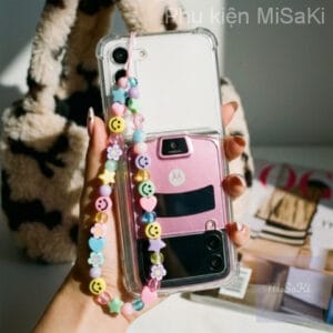 Những chiếc móc treo điện thoại hạt cườm đầy màu sắc mang đậm hơi thở Y2K